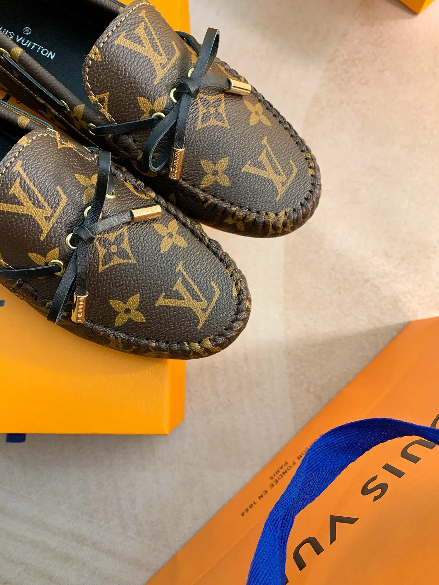 p460💰Couple model❤️🇫🇷 𝙇𝙤𝙪𝙞𝙨 𝙑𝙪𝙞𝙩𝙩𝙤𝙣 🇫🇷Louis Vuitton 2023 Classic𝓛𝓿 𝓣𝓻𝓪𝓲𝓷𝓮𝓻 Sports Series ➪➪➪¯ [Arizona Doudou Shoes Series] ▪️▪️▪️Arizona slip-on shoes are made of Monogram Eclipse canvas. Its hand-painted and dyed edges and hand-sewn uppers fully demonstrate Louis Vuitton's traditional shoemaking craftsmanship. This slip-on shoe is very lightweight. The integrated tongue and upper make it particularly comfortable and flexible. The soft outsole is equipped with rubber padding. Decorated with matching sash. Detailed features: ☑️Monogram Eclipse canvas ☑️Black Eclipse pattern ☑️Hand-painted shoe edges ☑️Hand-sewn uppers (each pair takes time to process) ☑️Integrated tongue and upper construction ☑️Outsole equipped with rubber lining ☑️size: 35_46
